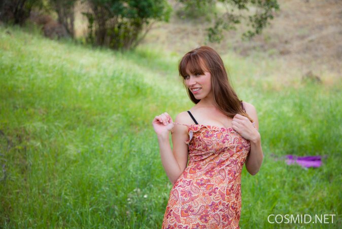 Amateur hottie with big tits wants to tan all over and strips naked in the field