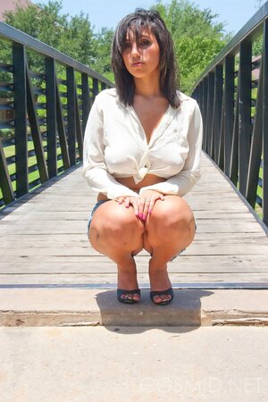 Slender stunner makes all guys admire her body when posing for non-nude session
