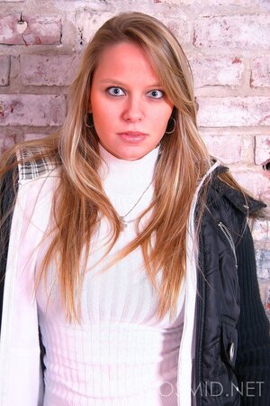 Hot like hell amateur hussy demonstrates her massive natural breasts