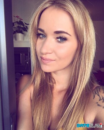 Pretty Czech charmer with tattoos shows juicy ass in self-made pictures