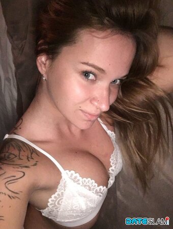 Pretty Czech charmer with tattoos shows juicy ass in self-made pictures