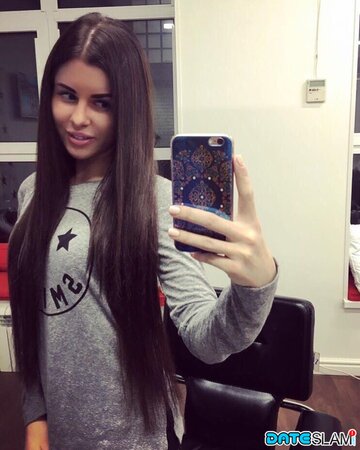 Russian girl Cassie Fire enjoys self-contemplation and self-donation via pics