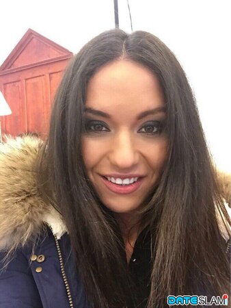 Girl pays more attention to ass taking selfies than to her pretty face