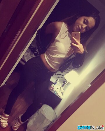 Latina MILF Esperanza Diaz's favorite selfies are those where she exposes tits