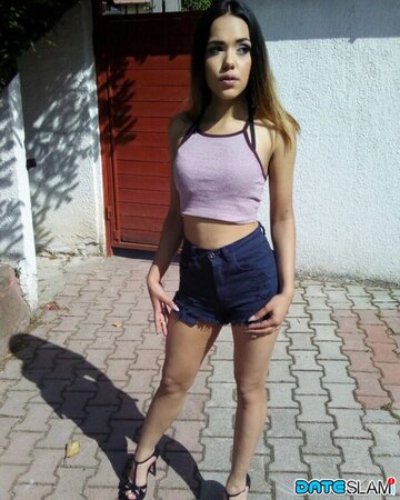 Latina MILF Esperanza Diaz's favorite selfies are those where she exposes tits