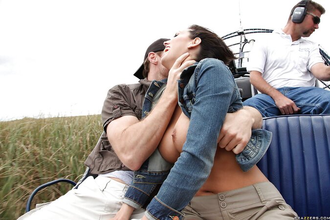 Lovelace took brunette to boat trip and snuck into her peach on the river