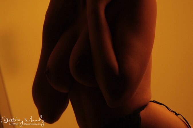 Guys like to see naked pictures of enchanting young ladies like this one