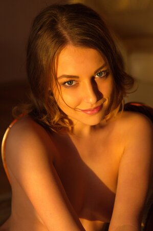 Flexible brunette provocatively poses fully naked solo in the living room