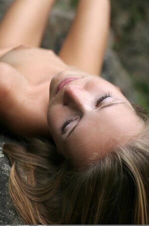 Svelte cutie feels unity with nature by posing fully nude in the fresh air