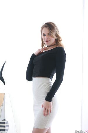 Sexy porn diva discards clothes and teases a man with her bubble booty