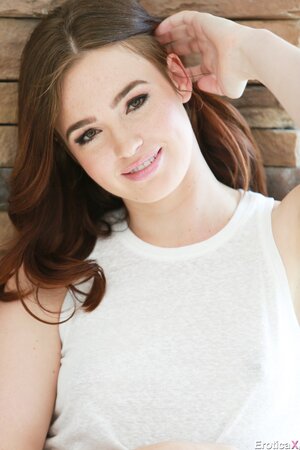 Hottie shows off her cute small titties and trimmed pussy when posing in the nude