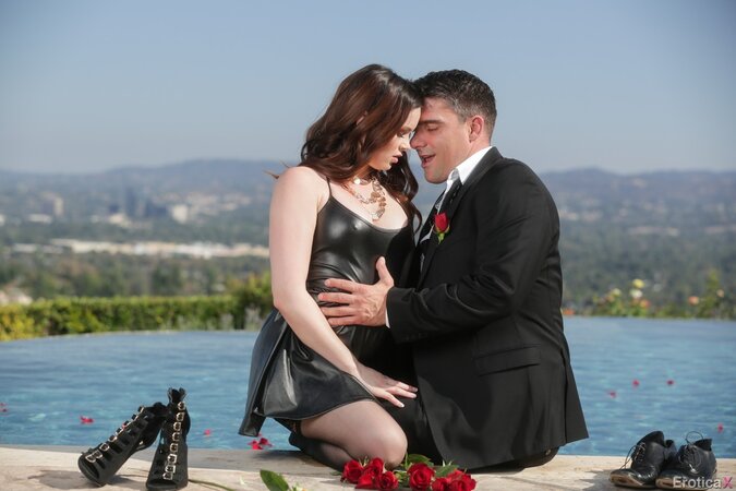 Curvaceous honey pulls off black dress for her horny husband by the pool