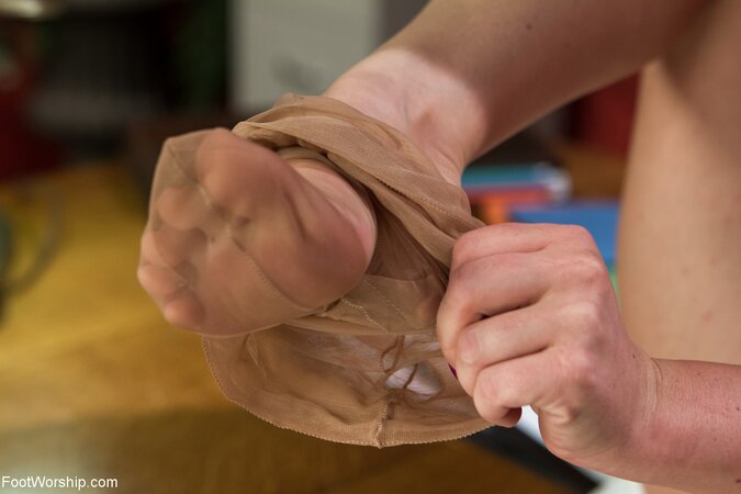 Lustful lady-boss gets on the desk and peels off her nylons for the guy to watch