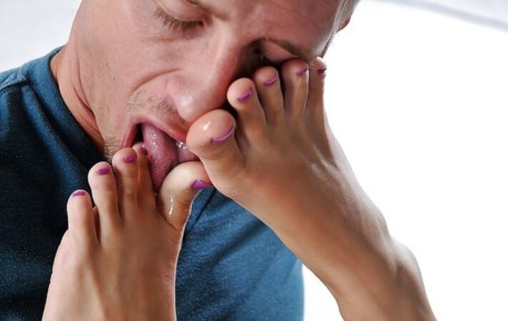 Barefoot blonde stunner enjoys having her toes sucked by the stud and hot sex