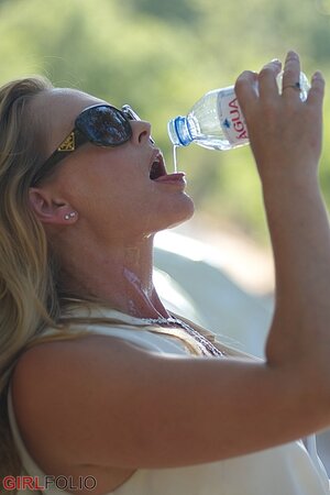 Fragile blonde sexpot plays with her smooth coochie right in the car