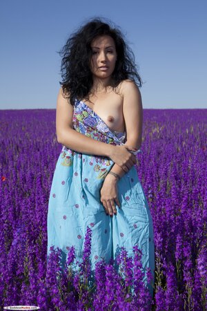 Bodacious teen lassie takes off dress and reveals her beauty in the flower field