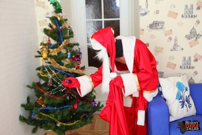 Lovely gal finds man stealing her Christmas presents and gets drilled