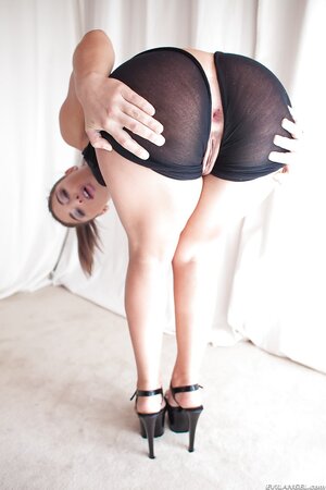 Topnotch coquette demonstrates her magnificent buns and alluring peach