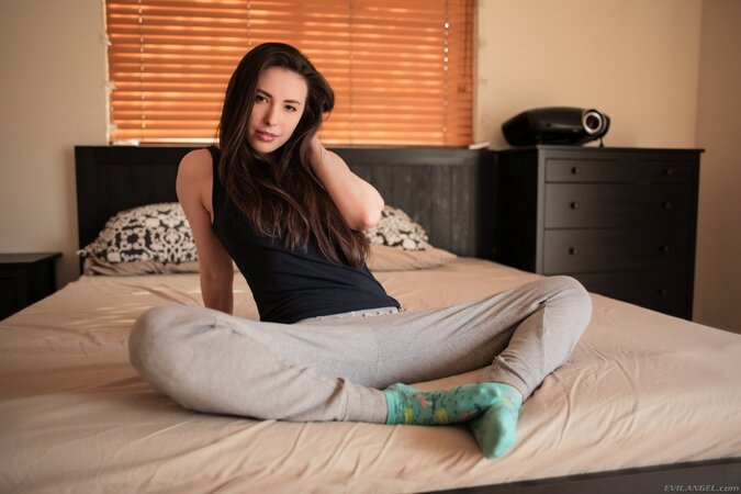 Babe knows that all the men watching her go crazy about sweet openings