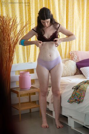 Elyssa the seductive babe is going to show that hot bod