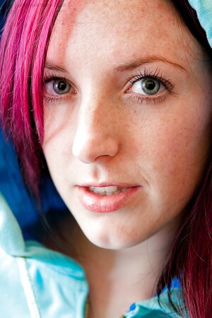 Tubby alt girl showing off her amazing curves up close