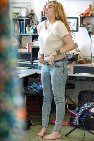 Shows us how to enjoy the pleasures of being a beautiful woman