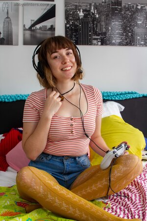 Short hair babe really hurries up as she shows her feet