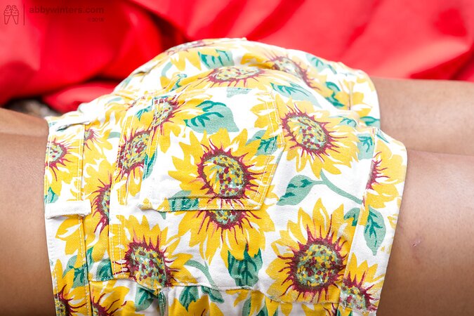 Ebony hottie with a perfect bum is going to show her pussy too