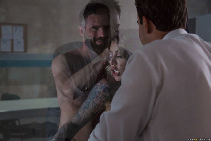 Curvy blondie showing her oral skills and enjoying orgasms