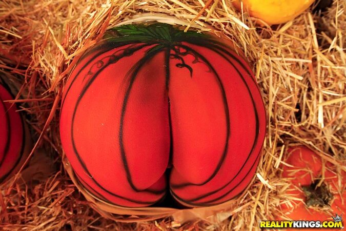 This model has the goods to do dirty and a lot of sexy for you