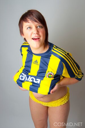 Most appealing Fenerbahce  supporter showing her meaty bum