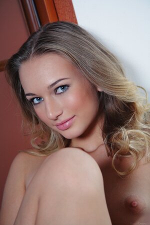 Leggy blondie cracks a smile as she exposes her pink slit