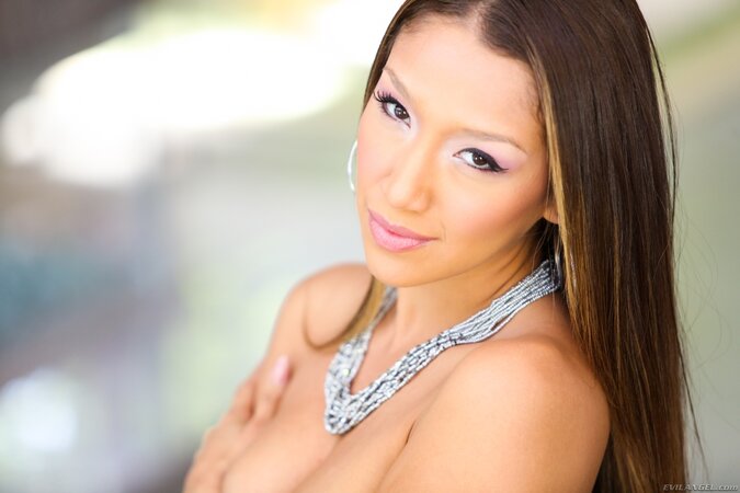 Sexy babe likes to pose in stockings showing off her slender legs and nice pussy