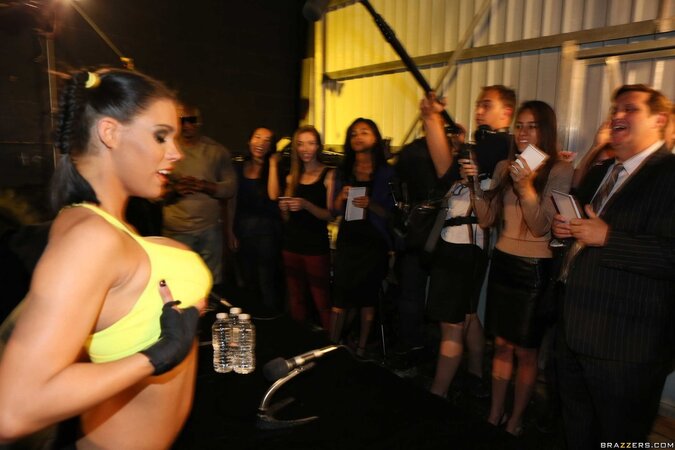 Hot minxes with big boobs seduce ref right in the ring instead of fighting