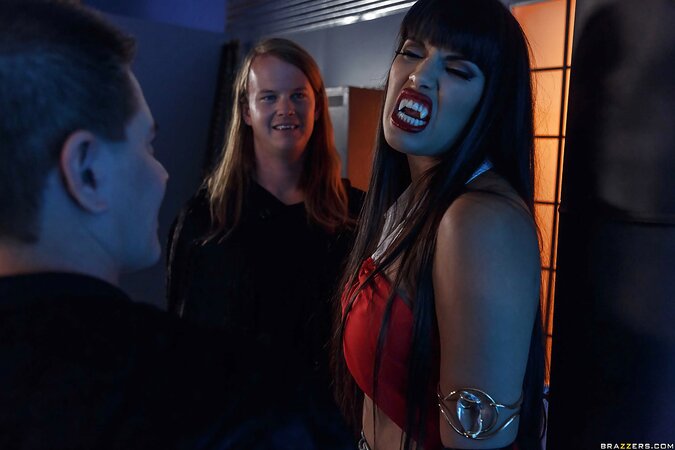 Latina woman is a wrong vampire who sucks no blood but sperm out of dick