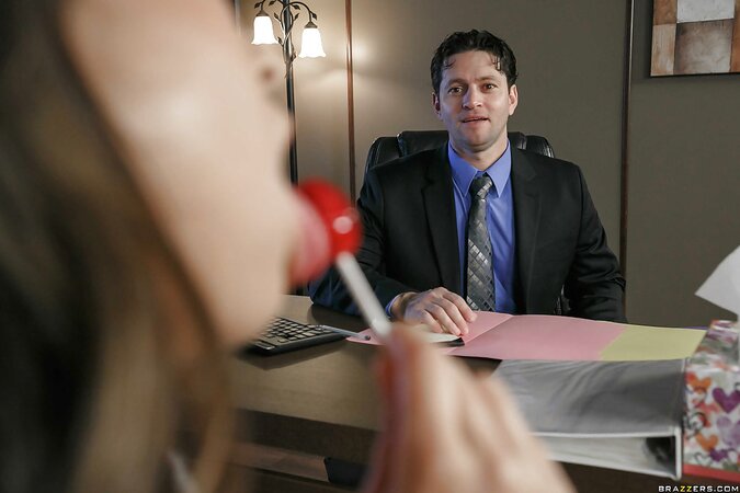 Secretary acts brazenly in manager's office trying to satisfy boss with her mouth