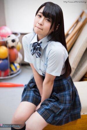 Bored Japanese teen finger fucks her kitty in the class