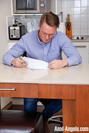 Pro whore secretary relaxes her horny boss on a lunch break