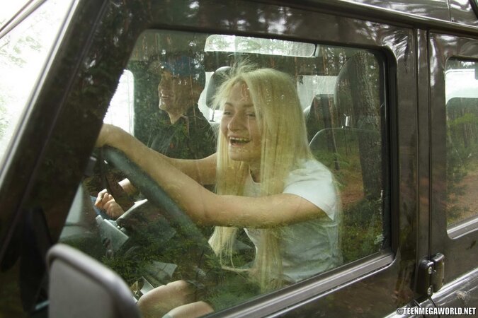 A blonde stunner gets her pussy pounded after fixing a car