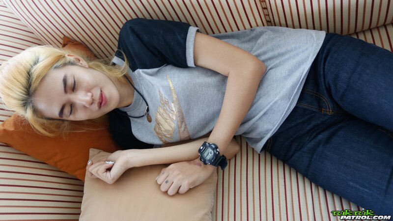 Shy Asian spreads her legs to have fun with a foreigner's dick