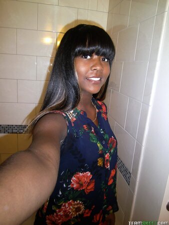 Gullible African teen’s fat ass and big tits pics get leaked