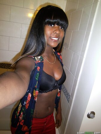 Gullible African teen’s fat ass and big tits pics get leaked