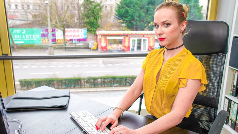 In this explicit office fuck scene, we see Vinna Reed get fucked