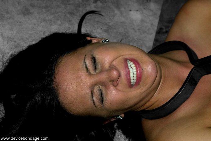 Submissive lady gets whipped and otherwise pleasured on cam