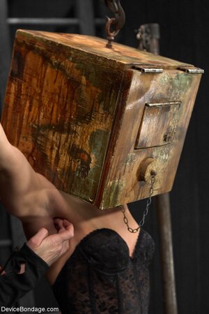 Boxface babe Ash Hollywood will be suffering a lot in this one