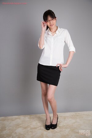 Mikami Ayaka licks the dick and enjoys the taste as well