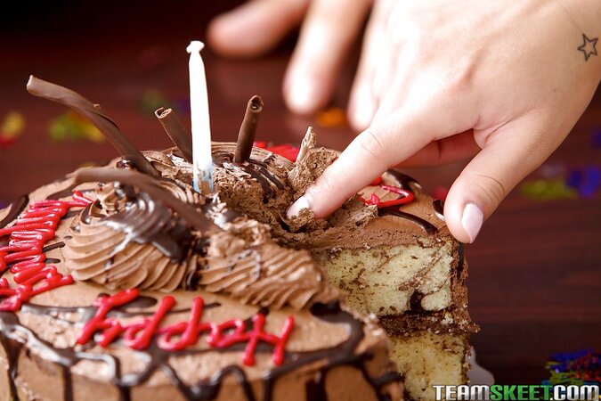 Schoolgirl surprises muscled coach with a special present: her gentle wet holes