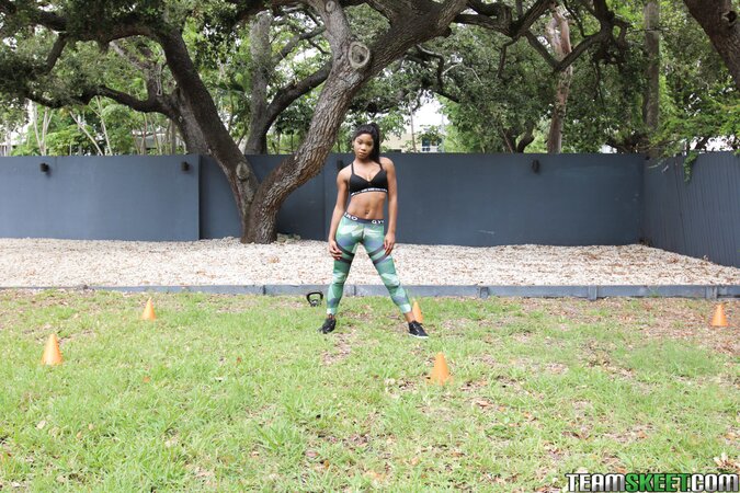 Ebony hottie Mya Mays enjoys working out outdoors and gets sweaty