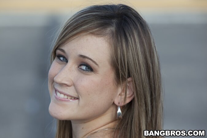 Briella Bounce spreads her tight pussy outdoors