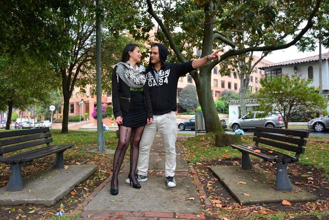 Stylish scarf Latina is going to pose in a cute way in public